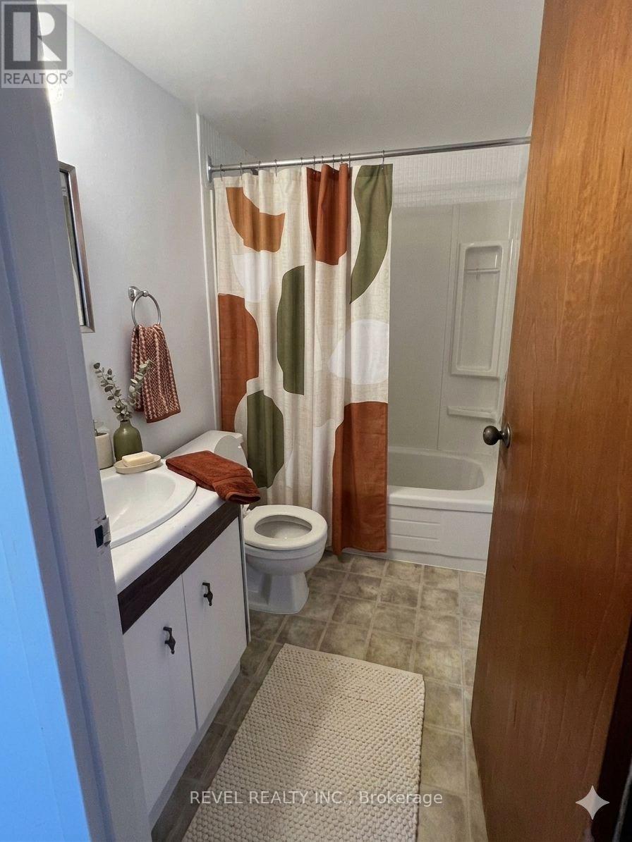 407 - 359 Geneva Street S, St. Catharines, ON - Indoor Photo Showing Bathroom