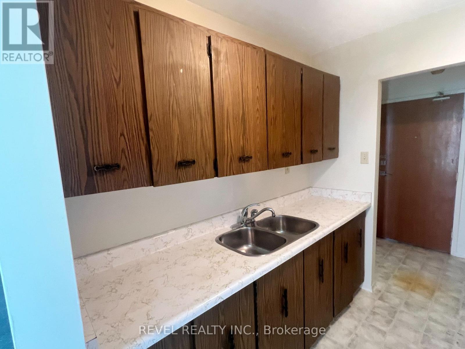 407 - 359 Geneva Street S, St. Catharines, ON - Indoor Photo Showing Kitchen With Double Sink