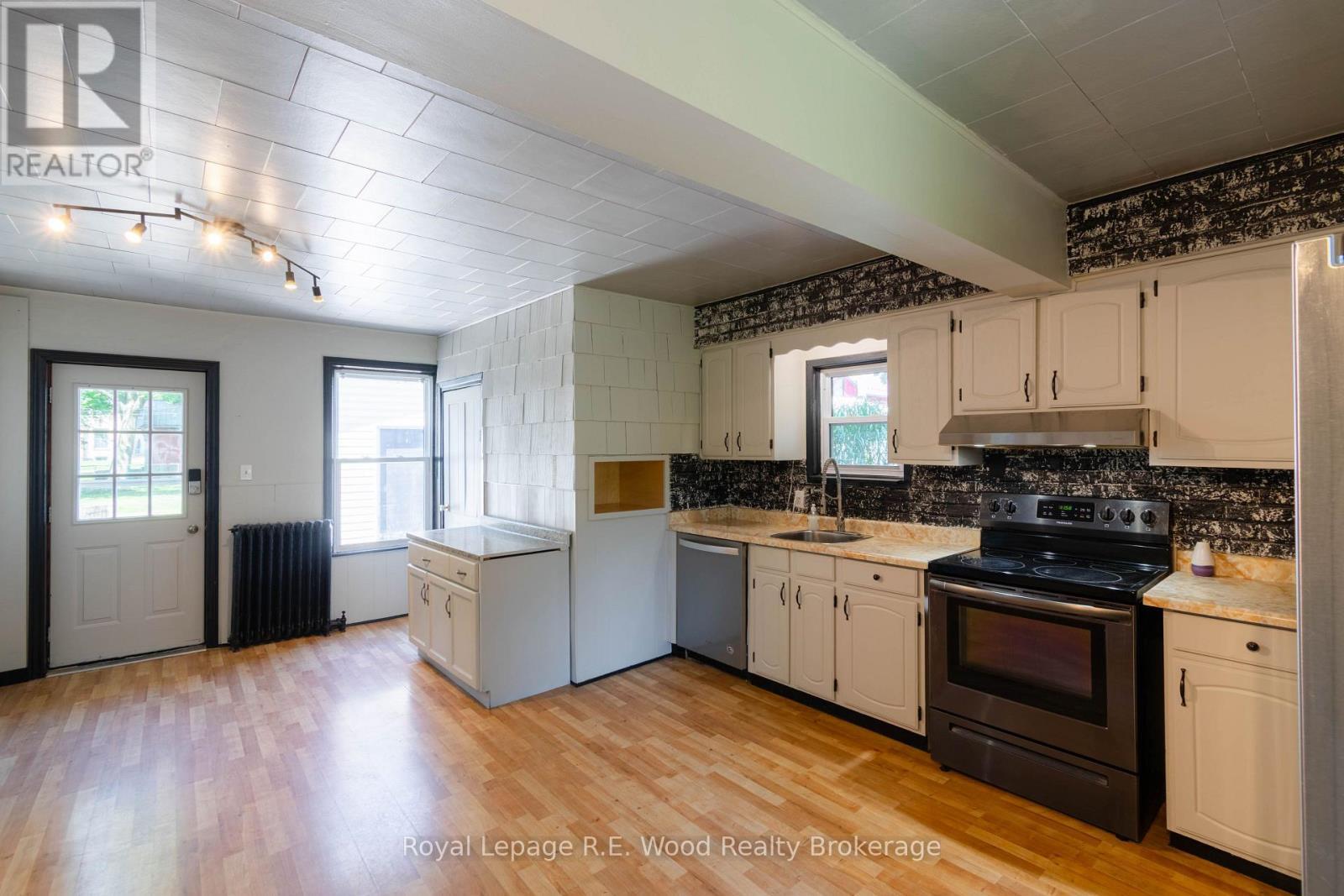 311 Talbot Street E, Aylmer, ON - Indoor Photo Showing Kitchen