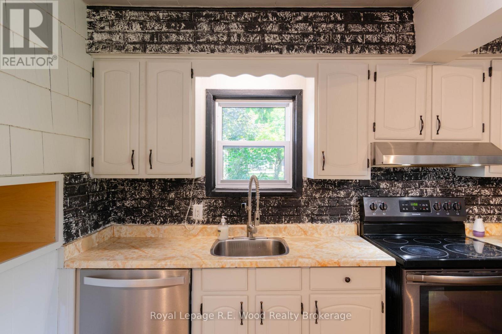 311 Talbot Street E, Aylmer, ON - Indoor Photo Showing Kitchen