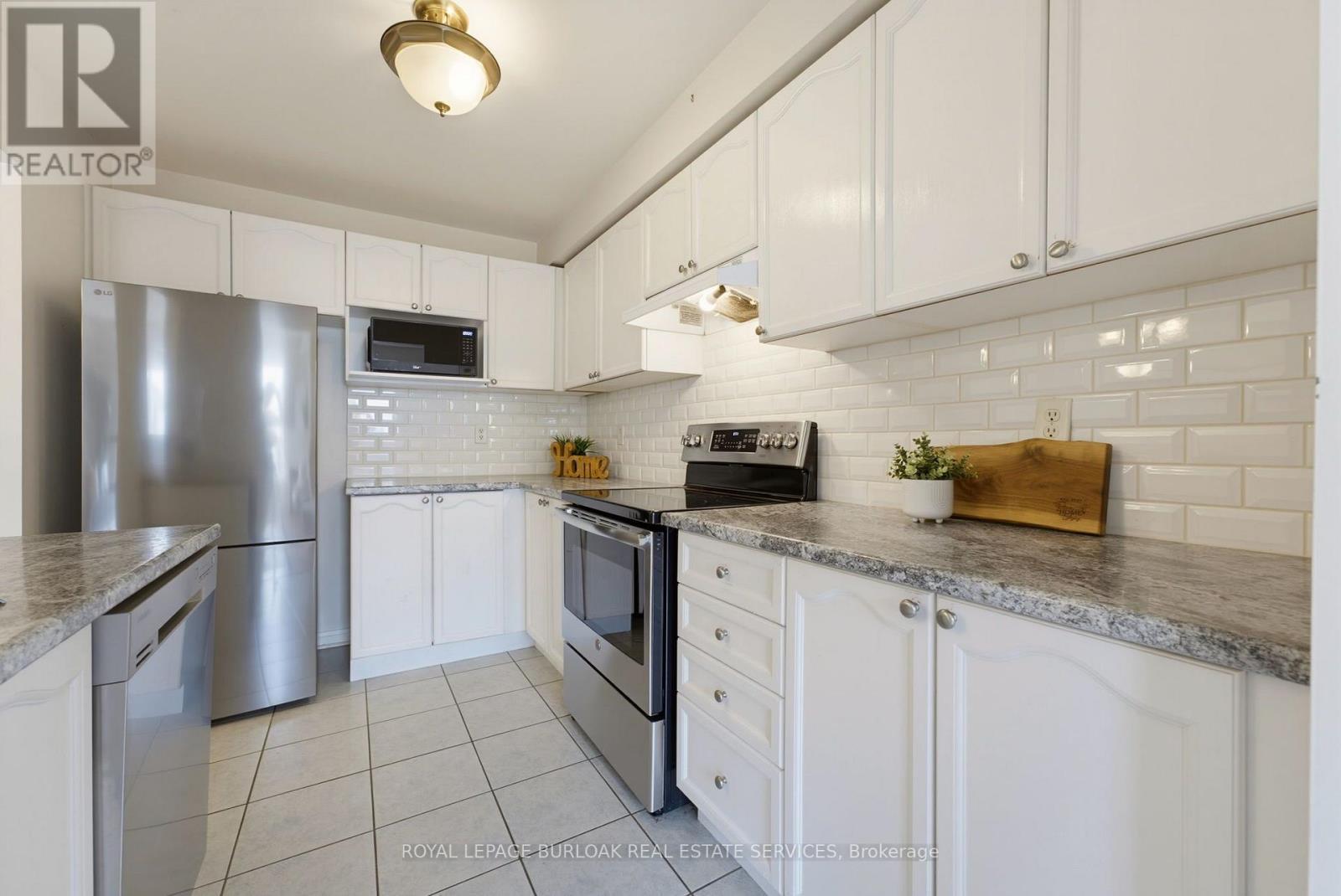 4425 Peter Drive, Burlington, ON - Indoor Photo Showing Kitchen With Upgraded Kitchen