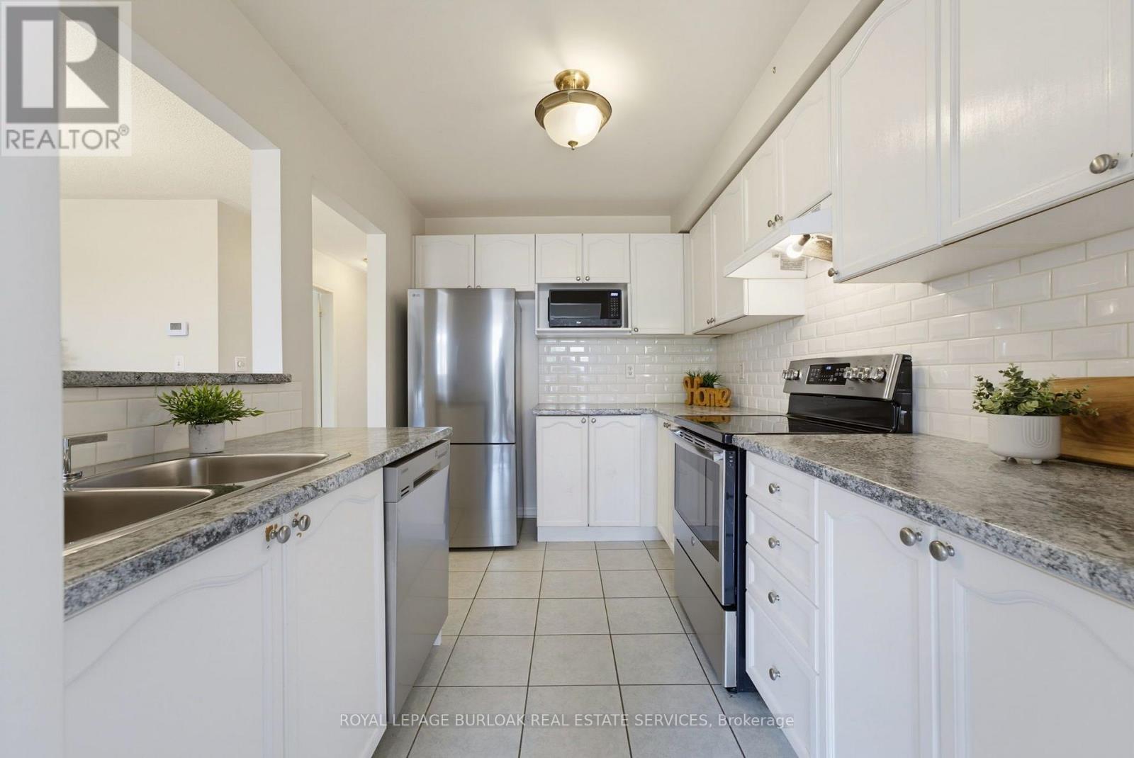 4425 Peter Drive, Burlington, ON - Indoor Photo Showing Kitchen With Double Sink With Upgraded Kitchen