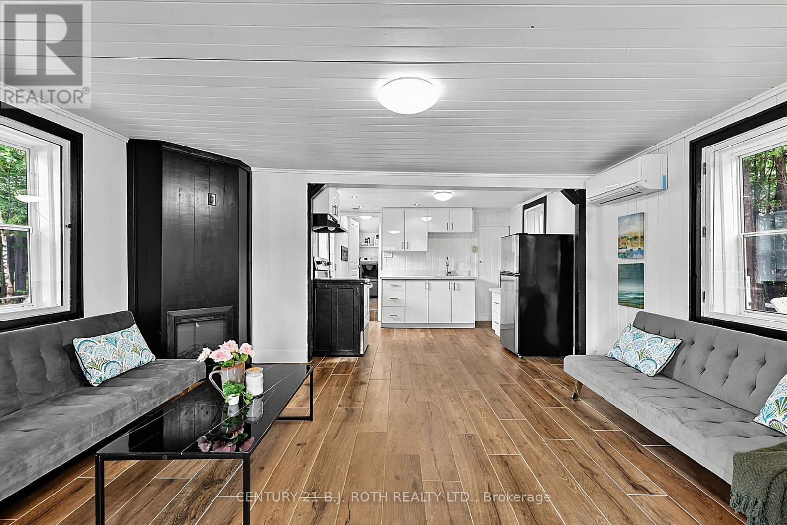 1100 Hewitt Street, Gravenhurst, ON - Indoor Photo Showing Living Room