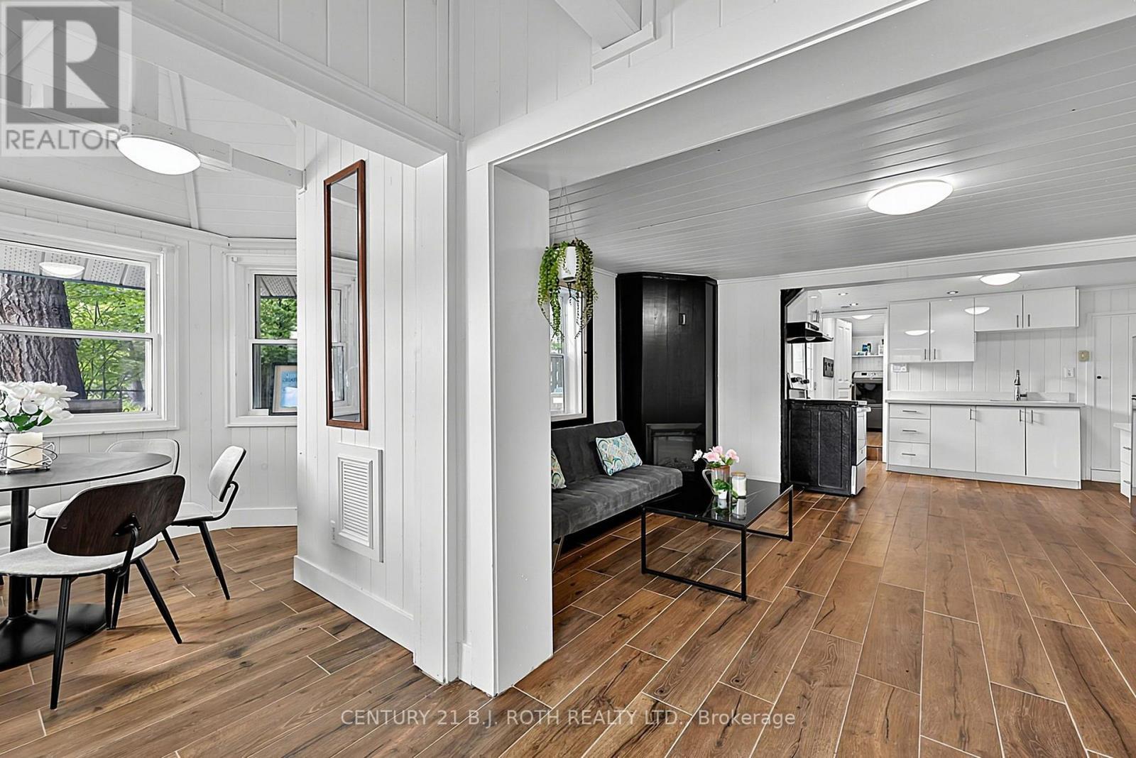 1100 Hewitt Street, Gravenhurst, ON - Indoor Photo Showing Dining Room