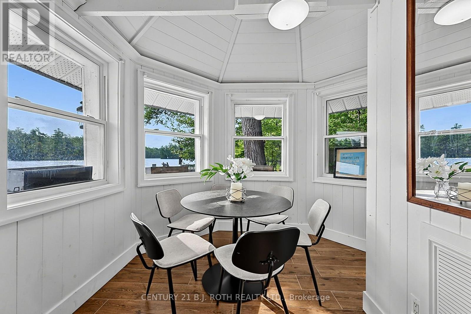1100 Hewitt Street, Gravenhurst, ON - Indoor Photo Showing Dining Room