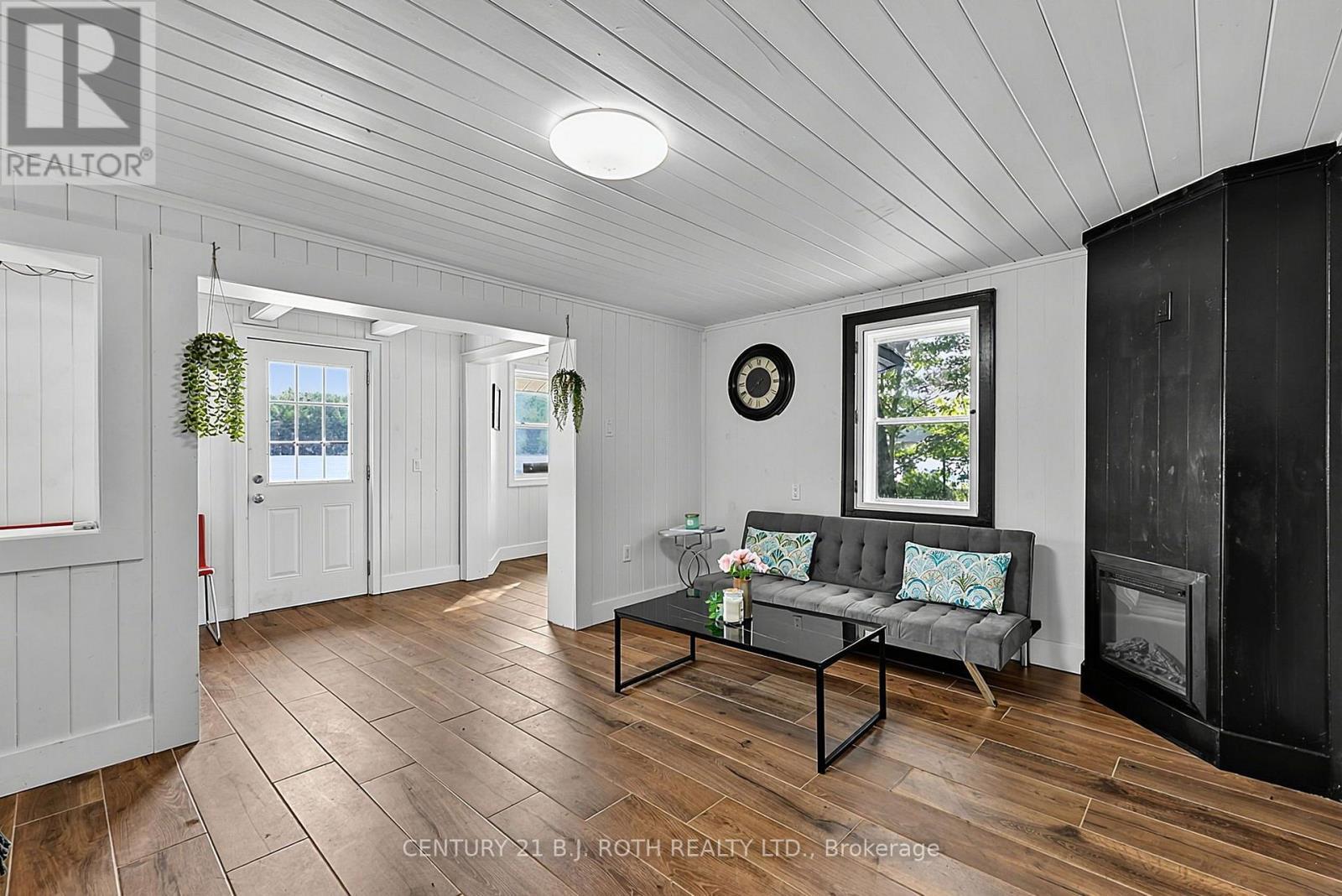 1100 Hewitt Street, Gravenhurst, ON - Indoor