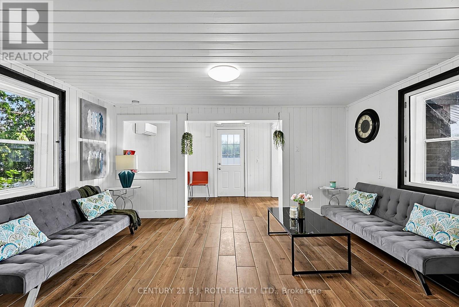 1100 Hewitt Street, Gravenhurst, ON - Indoor Photo Showing Living Room