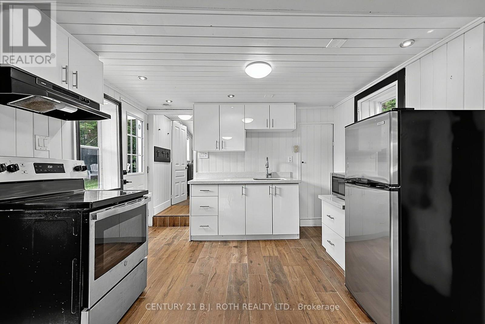 1100 Hewitt Street, Gravenhurst, ON - Indoor Photo Showing Kitchen
