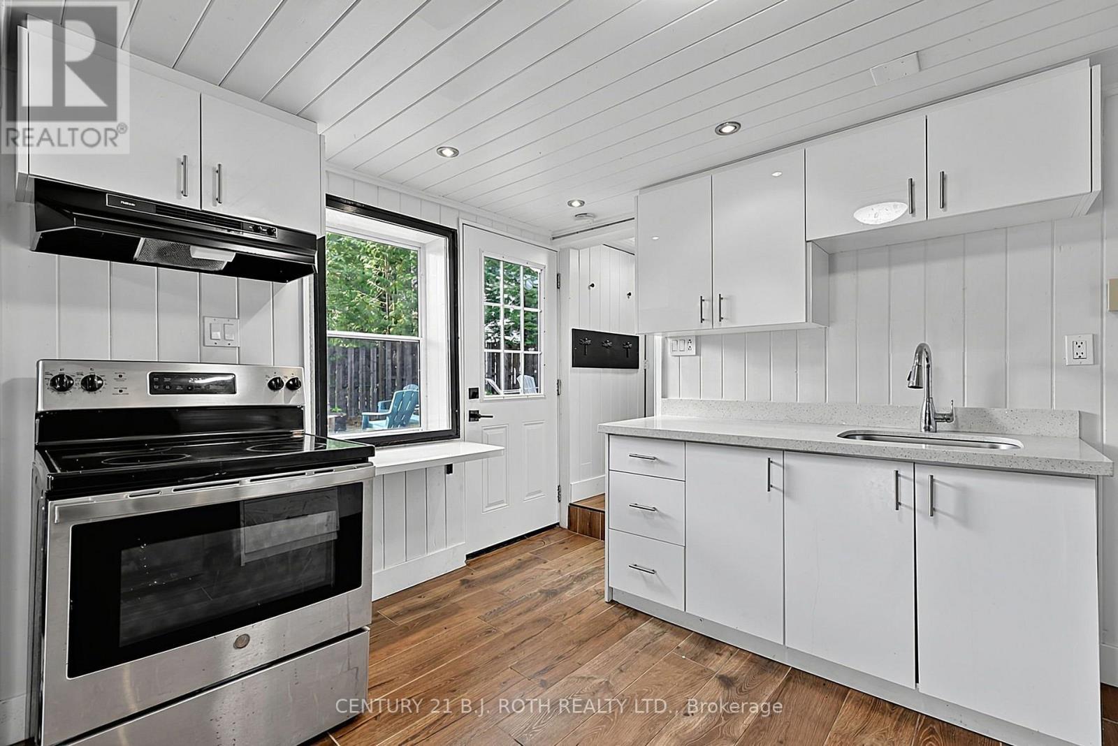 1100 Hewitt Street, Gravenhurst, ON - Indoor Photo Showing Kitchen With Upgraded Kitchen