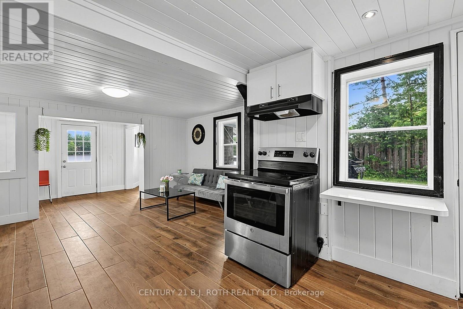 1100 Hewitt Street, Gravenhurst, ON - Indoor