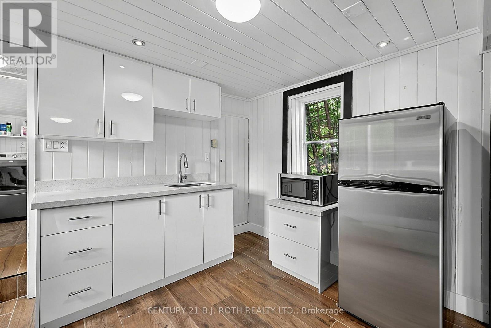 1100 Hewitt Street, Gravenhurst, ON - Indoor Photo Showing Kitchen With Upgraded Kitchen
