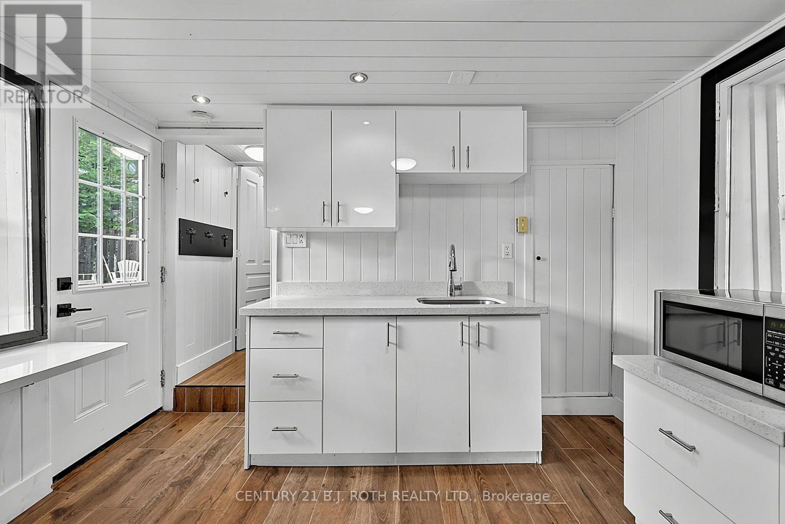 1100 Hewitt Street, Gravenhurst, ON - Indoor Photo Showing Kitchen