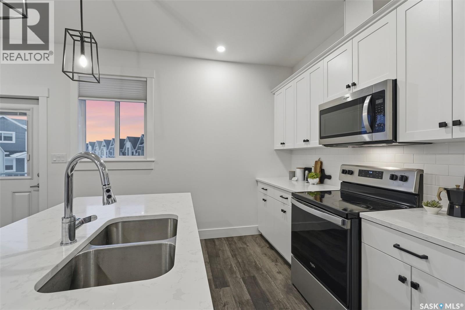 39 900 St Andrews Lane, Warman, SK - Indoor Photo Showing Kitchen With Stainless Steel Kitchen With Double Sink With Upgraded Kitchen