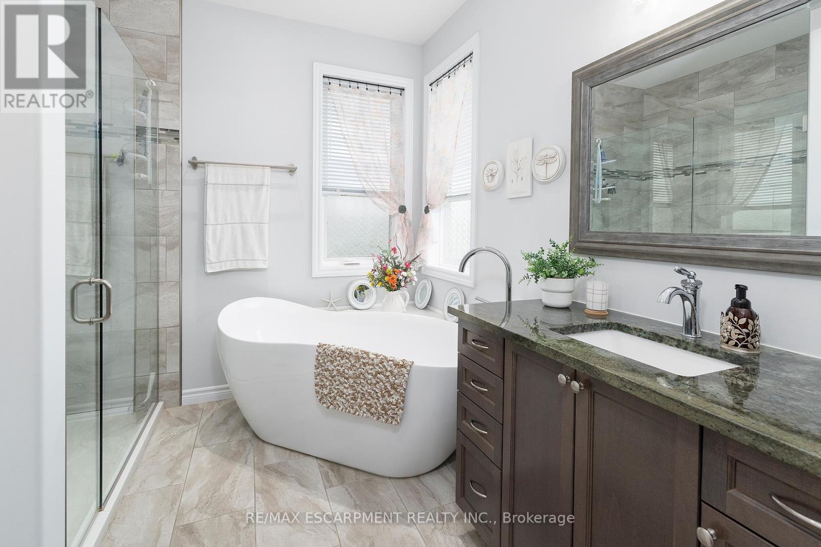 6 Macneil Court, Brantford, ON - Indoor Photo Showing Bathroom