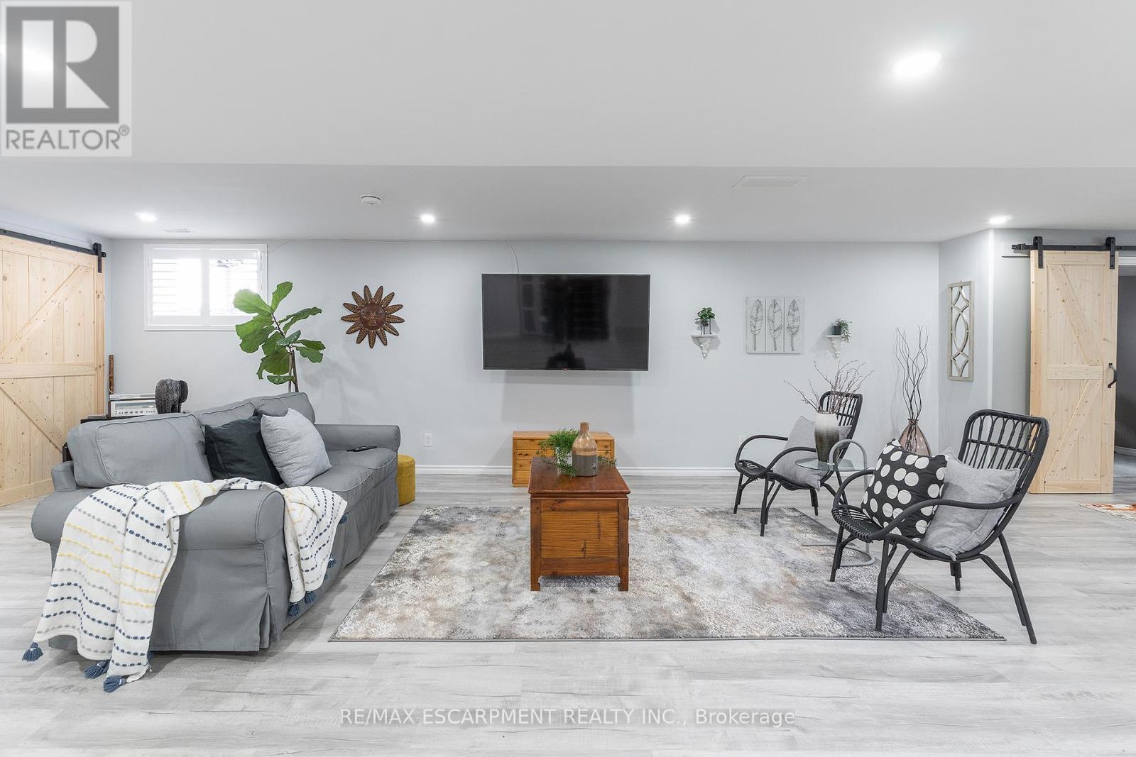 6 Macneil Court, Brantford, ON - Indoor