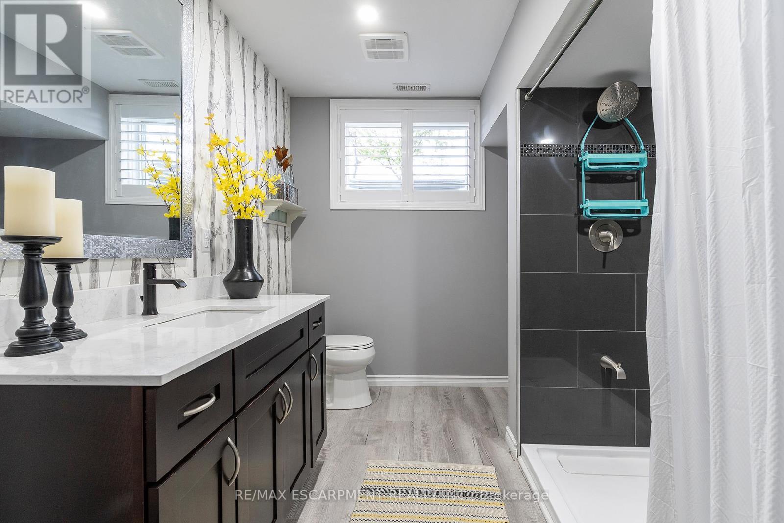 6 Macneil Court, Brantford, ON - Indoor Photo Showing Bathroom