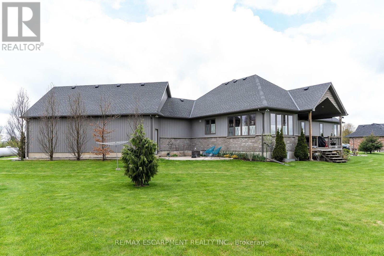 6 Macneil Court, Brantford, ON - Outdoor