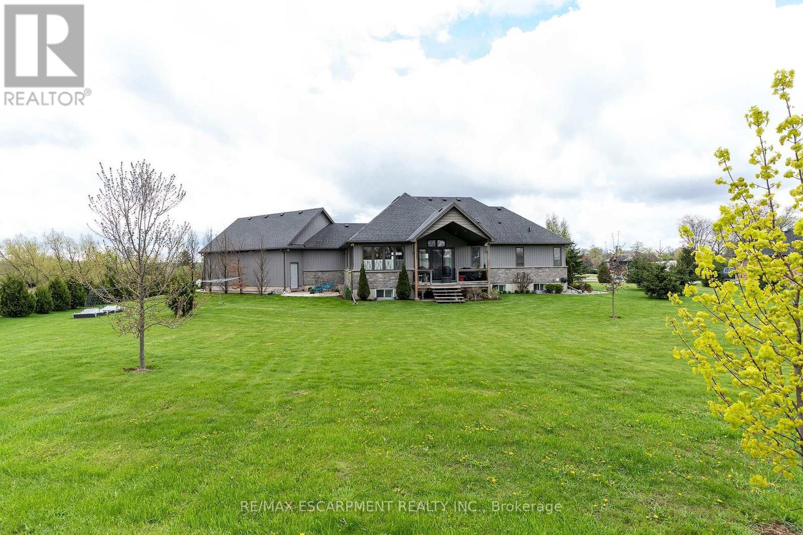 6 Macneil Court, Brantford, ON - Outdoor