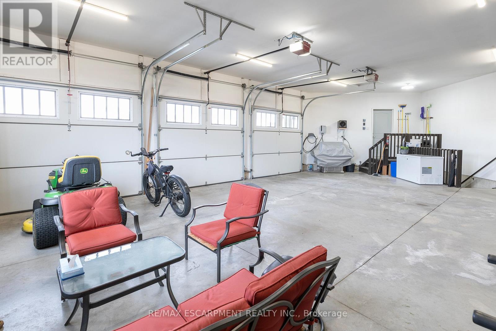 6 Macneil Court, Brantford, ON - Indoor Photo Showing Garage