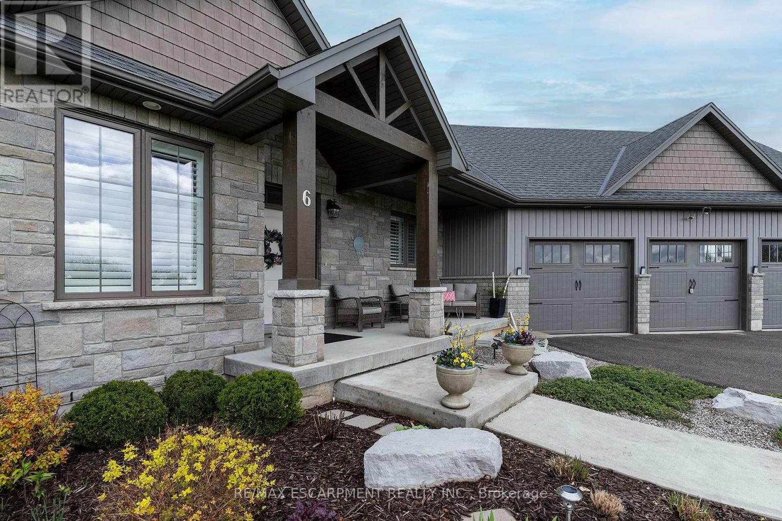 6 Macneil Court, Brantford, ON - Outdoor