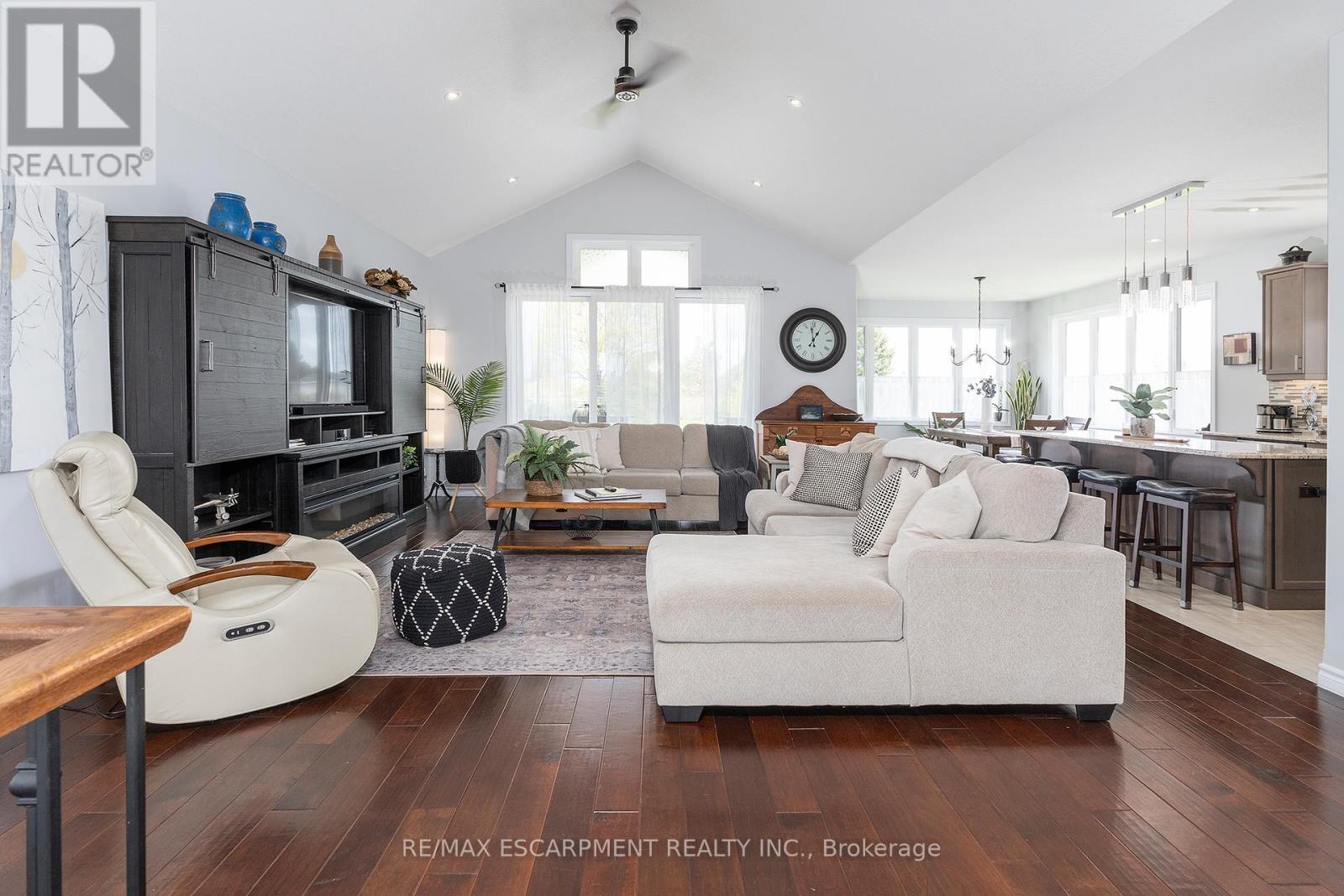 6 Macneil Court, Brantford, ON - Indoor Photo Showing Living Room