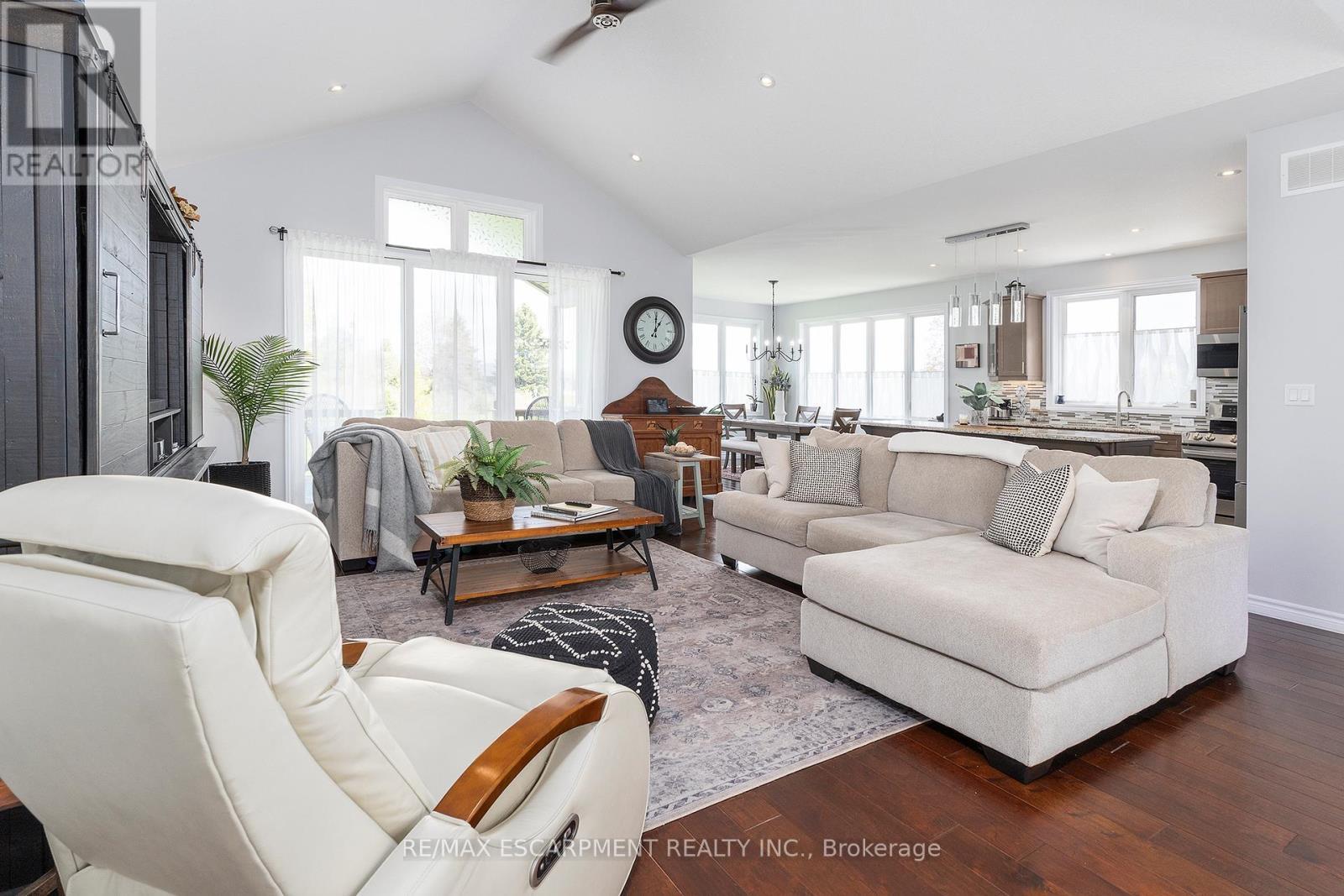 6 Macneil Court, Brantford, ON - Indoor Photo Showing Living Room
