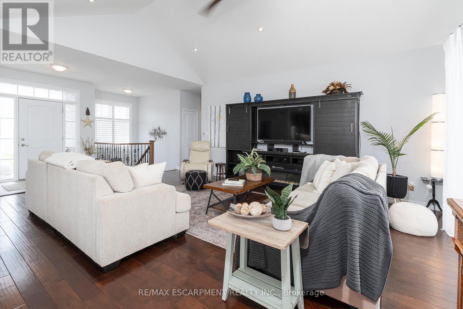6 Macneil Court, Brantford, ON - Indoor Photo Showing Living Room