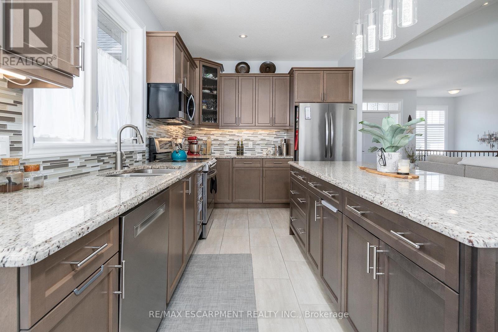 6 Macneil Court, Brantford, ON - Indoor Photo Showing Kitchen With Double Sink With Upgraded Kitchen