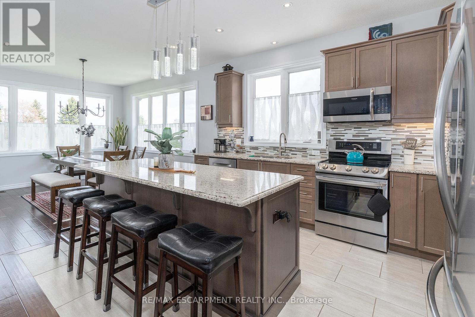 6 Macneil Court, Brantford, ON - Indoor Photo Showing Kitchen