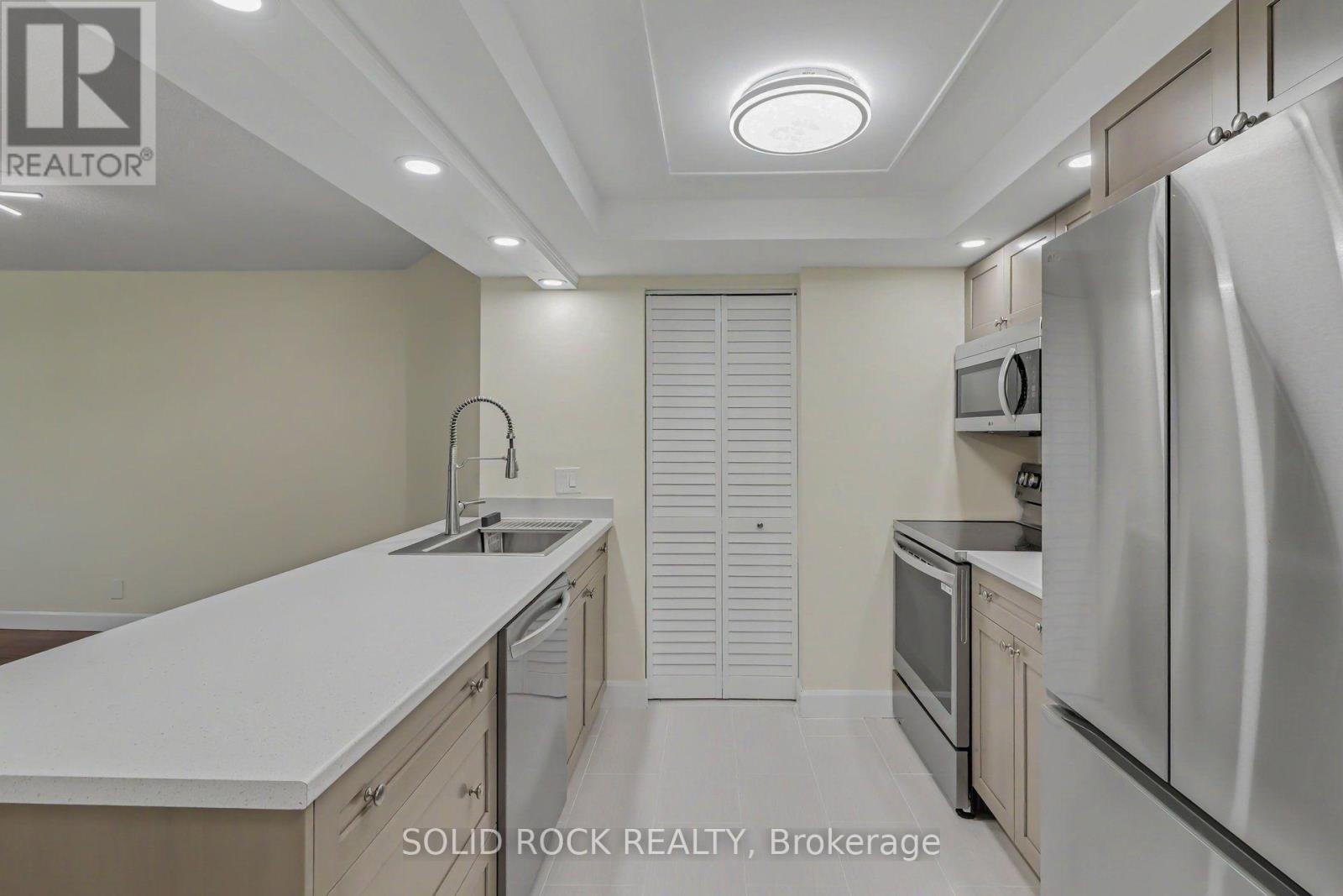 303 - 30 Charlevoix Street, Ottawa, ON - Indoor Photo Showing Kitchen
