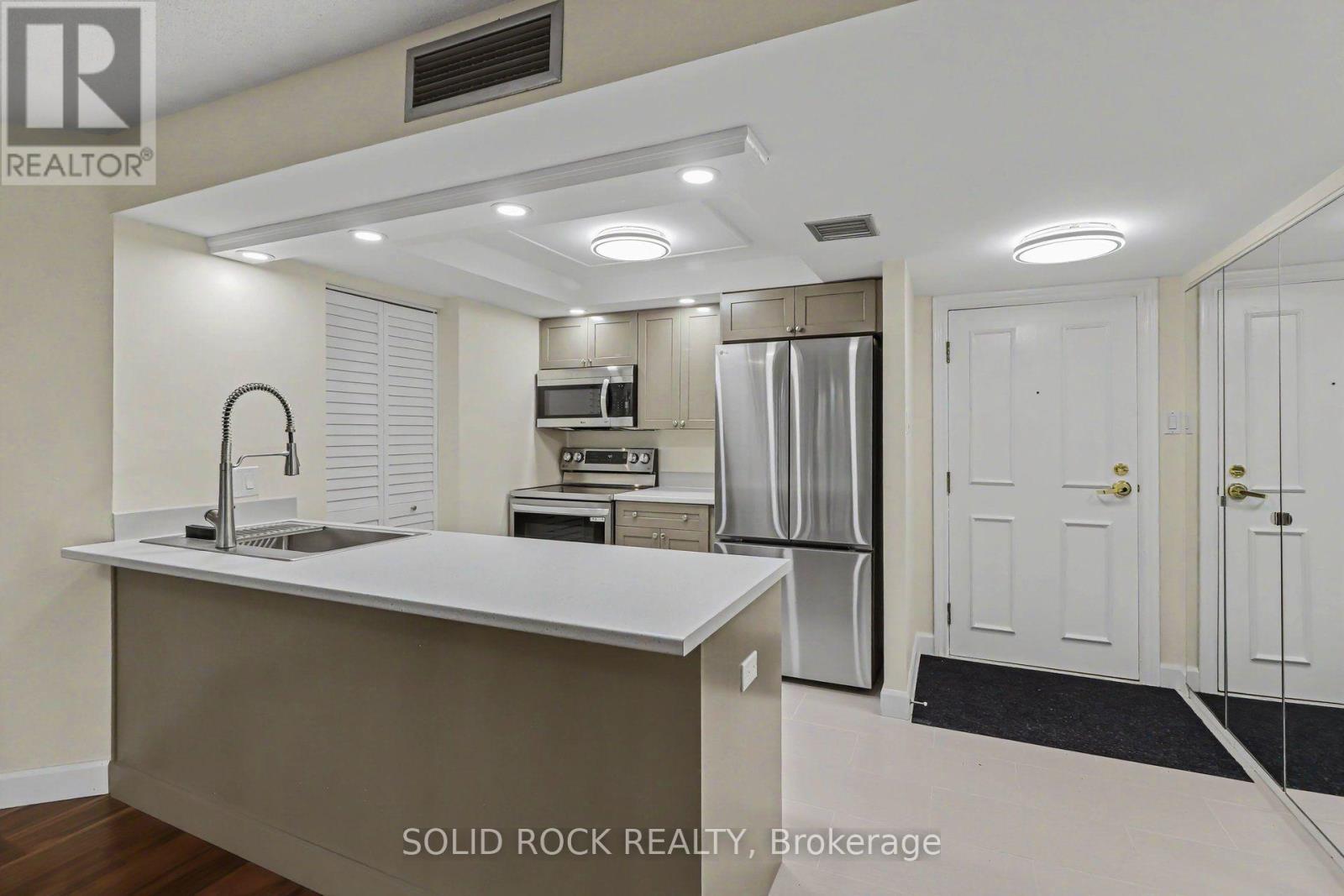 303 - 30 Charlevoix Street, Ottawa, ON - Indoor Photo Showing Kitchen