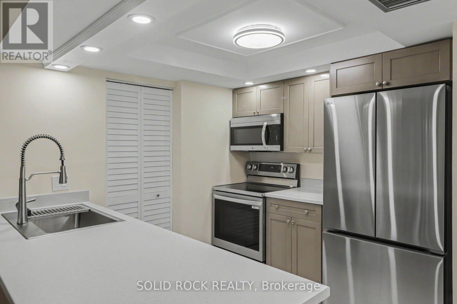 303 - 30 Charlevoix Street, Ottawa, ON - Indoor Photo Showing Kitchen