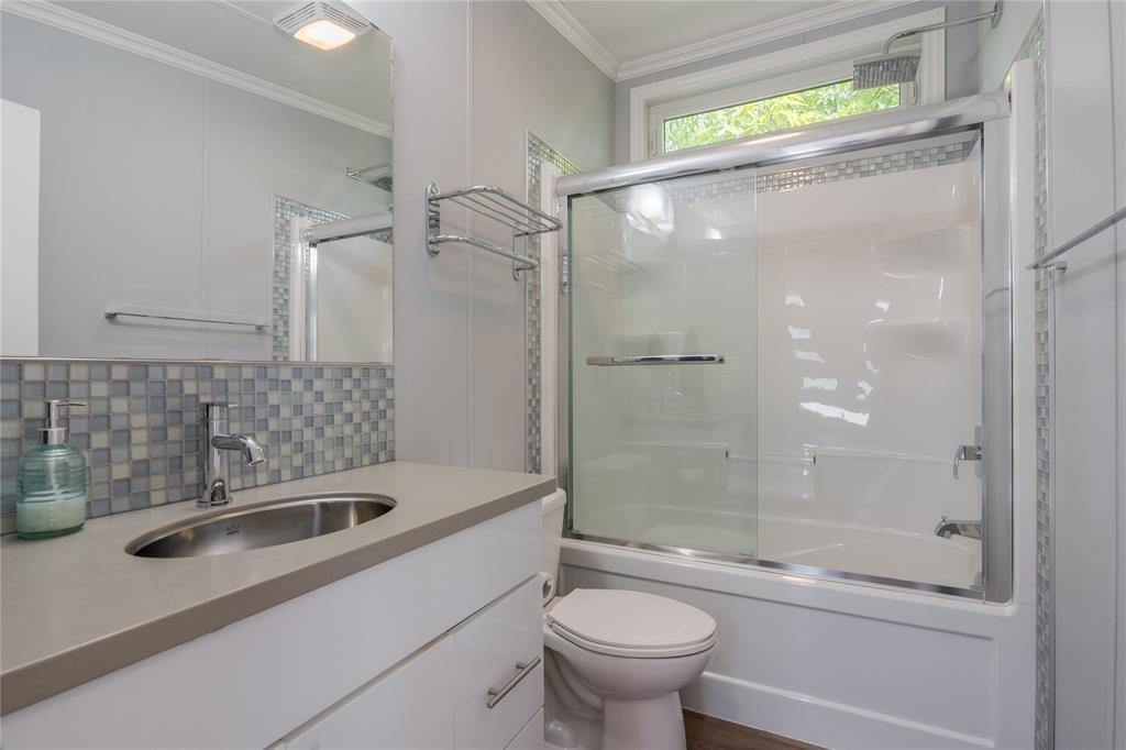 110 37116 37N Road, Ste Anne Rm, MB - Indoor Photo Showing Bathroom