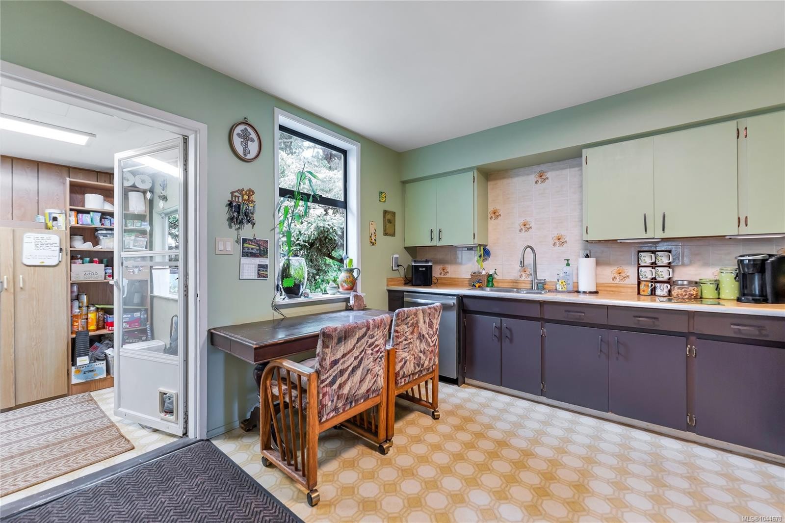 384 Burnside Rd East, Victoria, BC