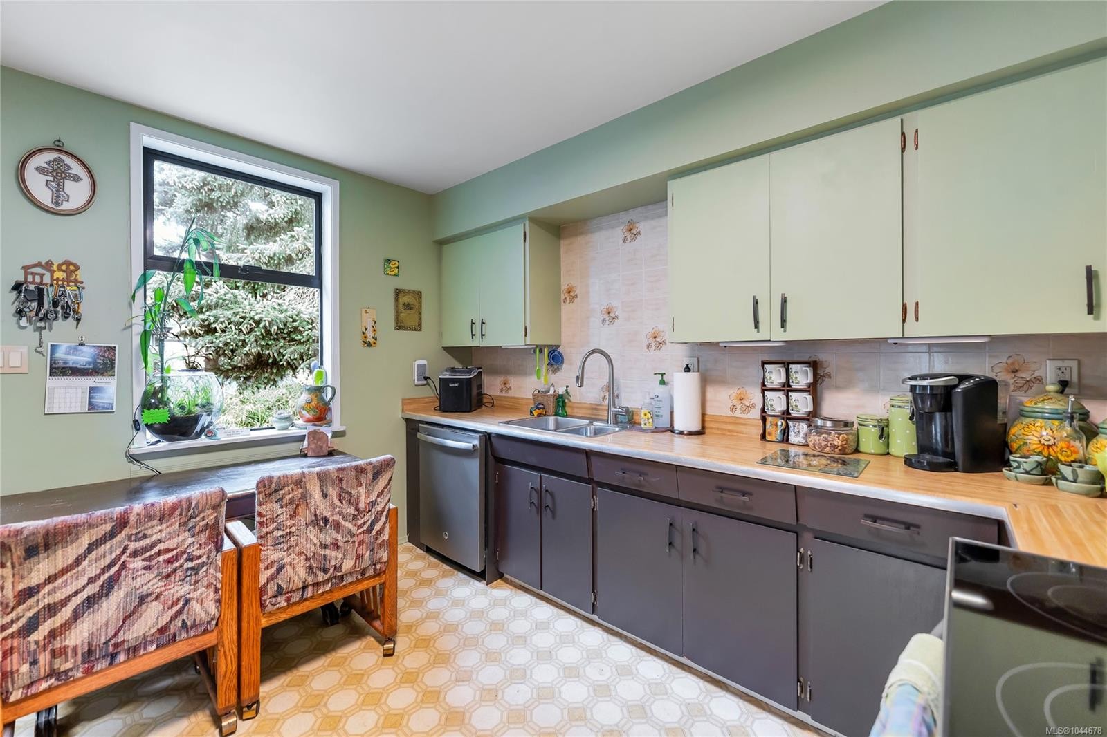 384 Burnside Rd East, Victoria, BC