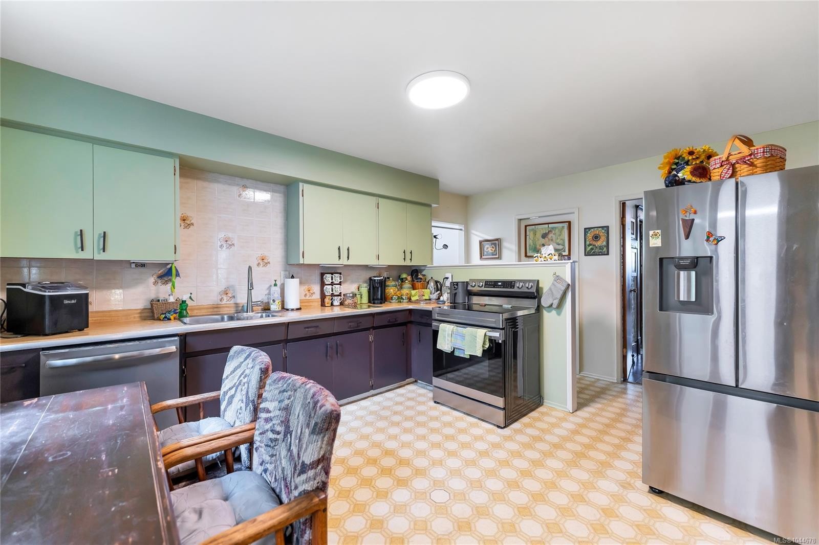 384 Burnside Rd East, Victoria, BC