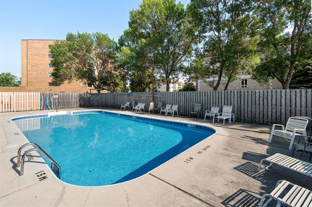 406-85 Swindon Way, Winnipeg, MB - Outdoor With In Ground Pool With Backyard