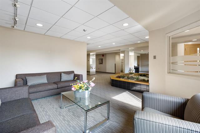406-85 Swindon Way, Winnipeg, MB - Indoor Photo Showing Living Room
