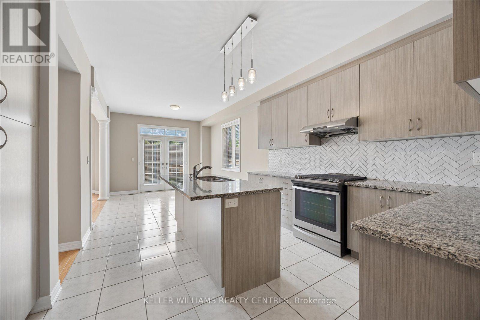 668 Mcgregor Farm Trail, Newmarket, ON - Indoor Photo Showing Kitchen With Upgraded Kitchen