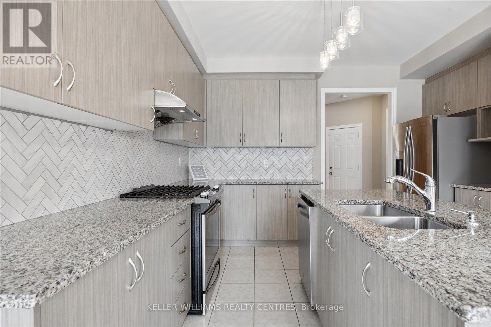 668 Mcgregor Farm Trail, Newmarket, ON - Indoor Photo Showing Kitchen With Double Sink With Upgraded Kitchen