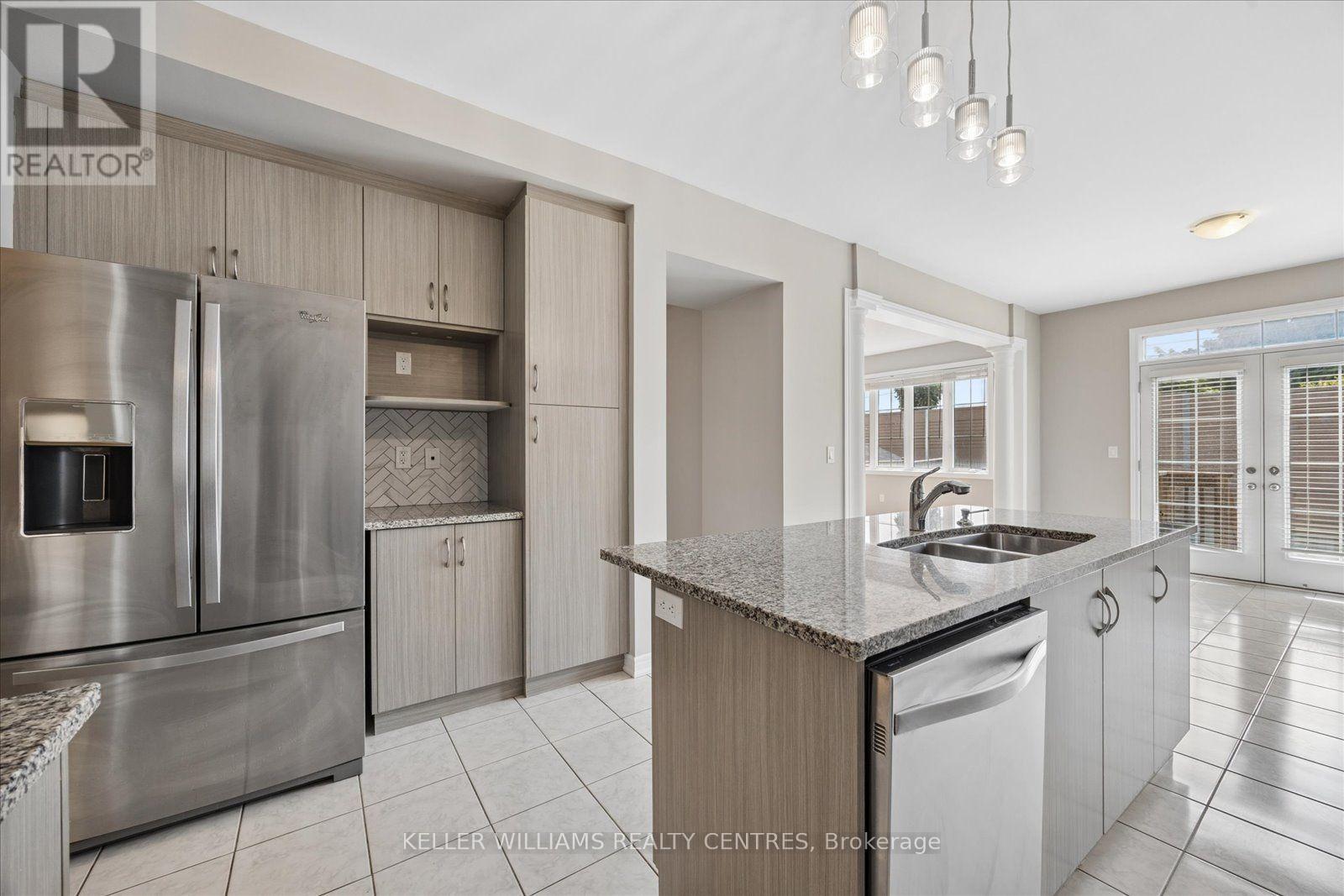 668 Mcgregor Farm Trail, Newmarket, ON - Indoor Photo Showing Kitchen With Double Sink With Upgraded Kitchen