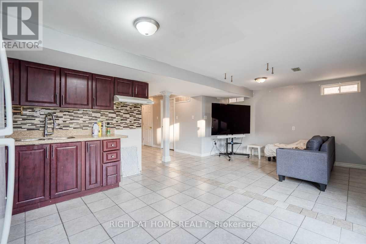 2304 Winlord Place, Oshawa, ON - Indoor Photo Showing Kitchen