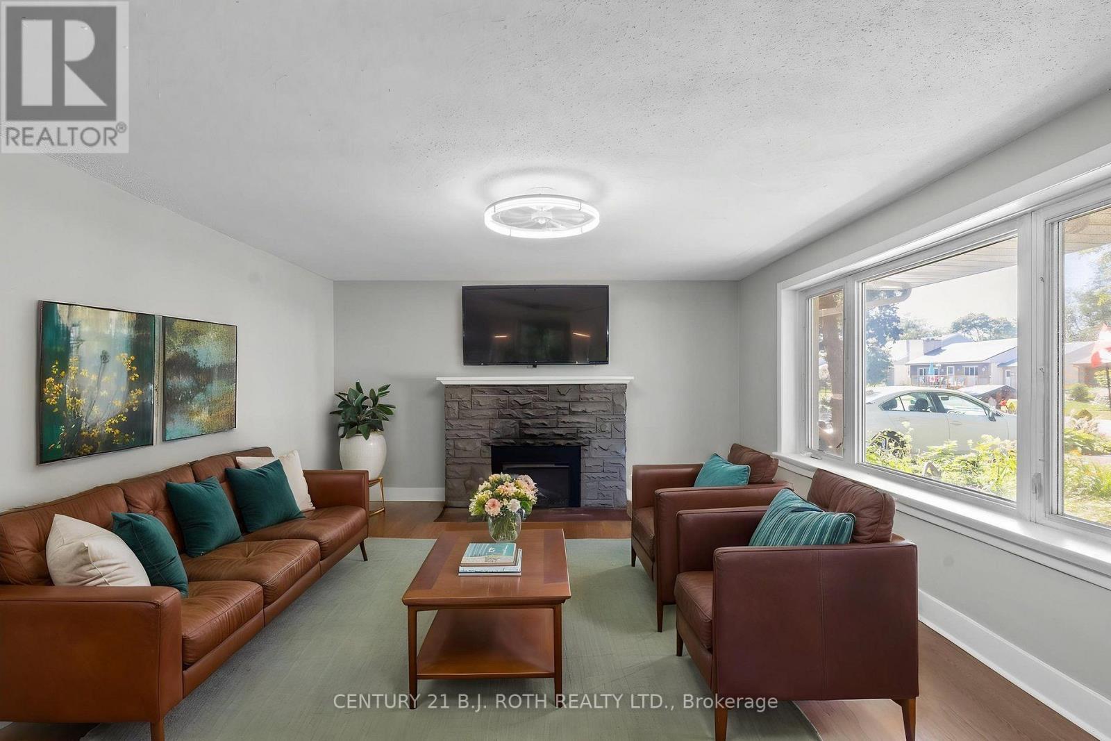 323 Crawford Street, Orillia, ON - Indoor Photo Showing Living Room With Fireplace