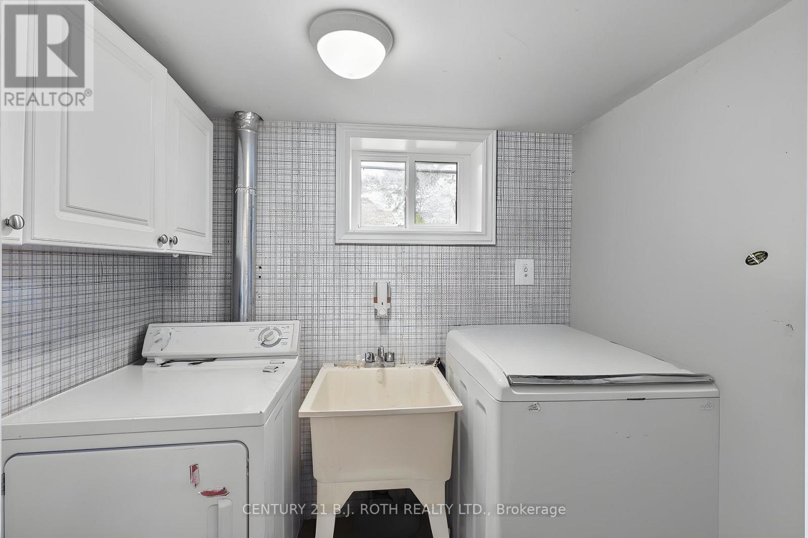 323 Crawford Street, Orillia, ON - Indoor Photo Showing Laundry Room