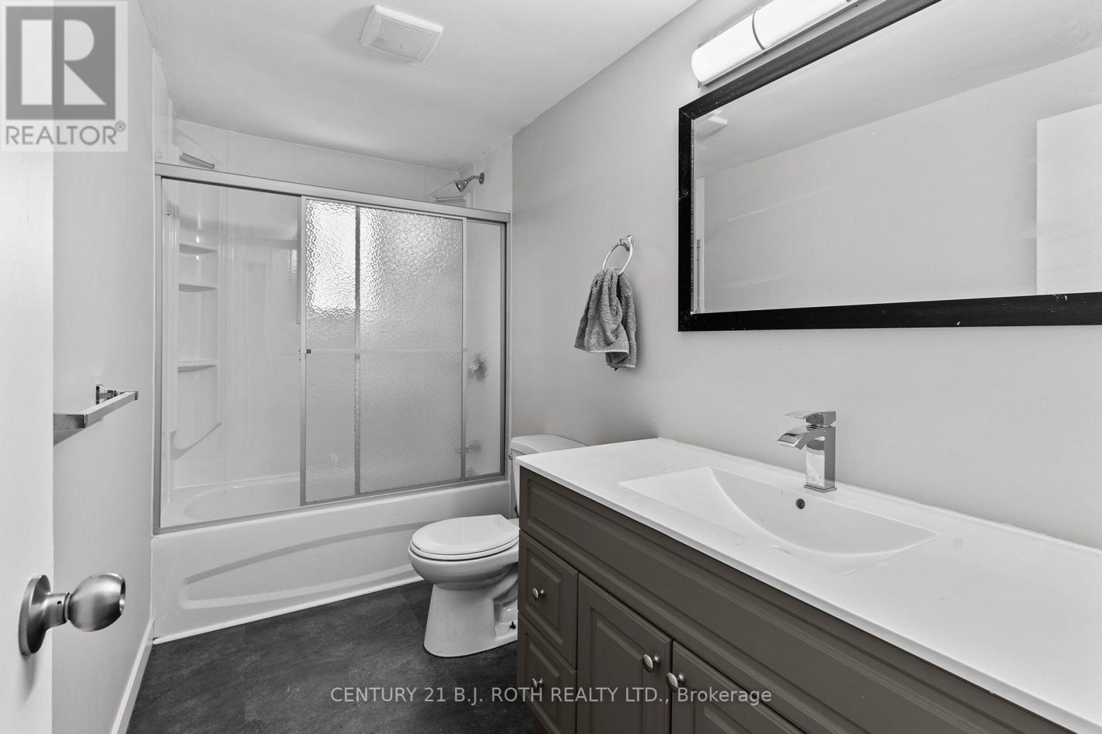 323 Crawford Street, Orillia, ON - Indoor Photo Showing Bathroom