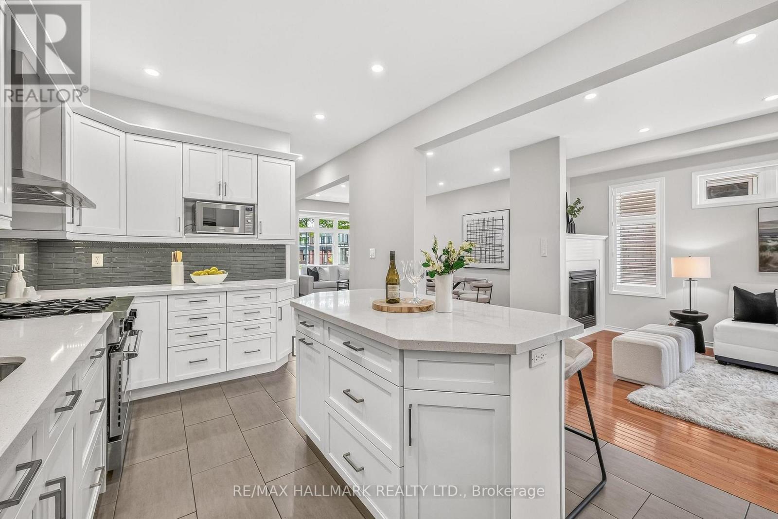 120 Albert Lewis Street, Markham, ON - Indoor Photo Showing Kitchen With Upgraded Kitchen