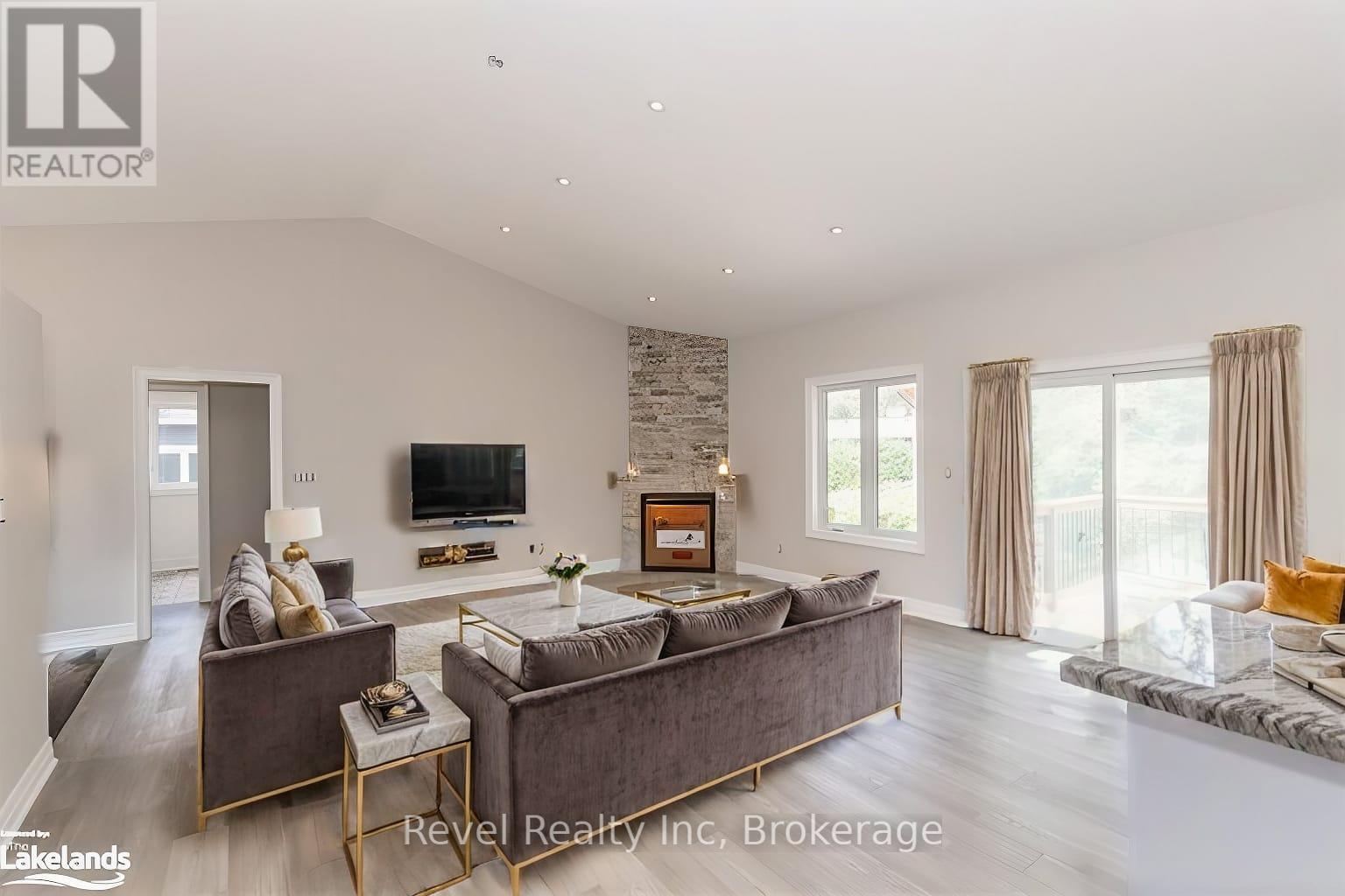 46 Voyageur Drive, Tiny, ON - Indoor Photo Showing Living Room