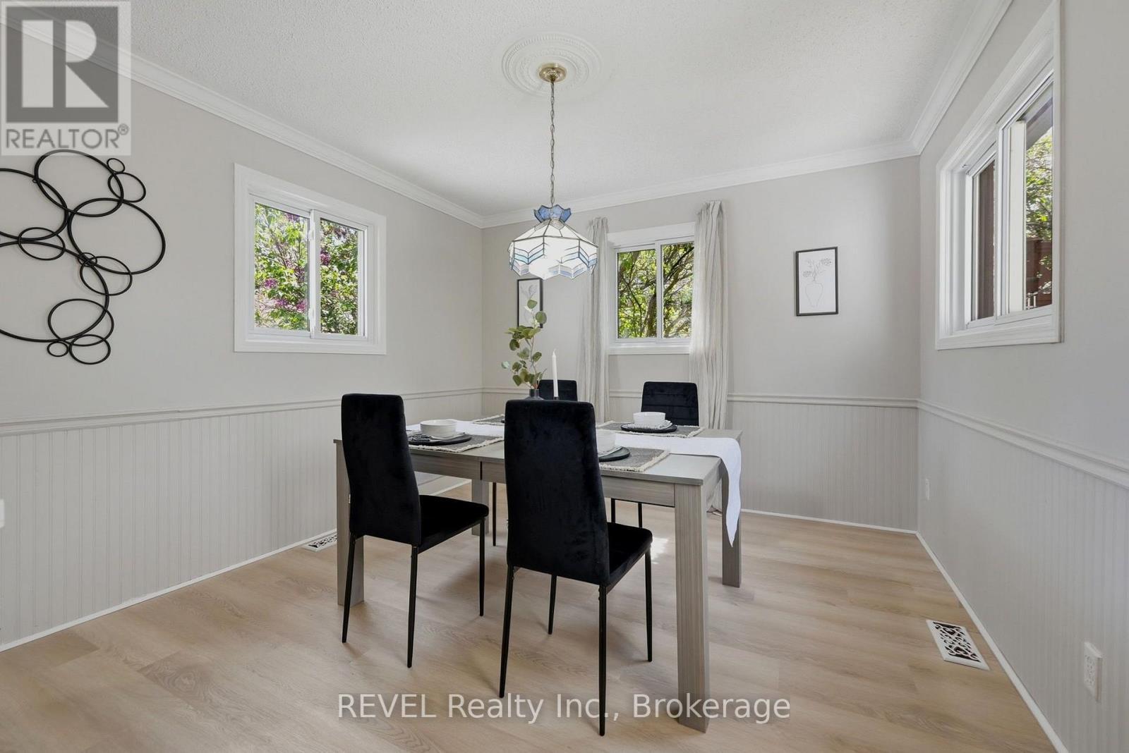 7962 Booth Street, Niagara Falls (Ascot), ON - Indoor Photo Showing Dining Room