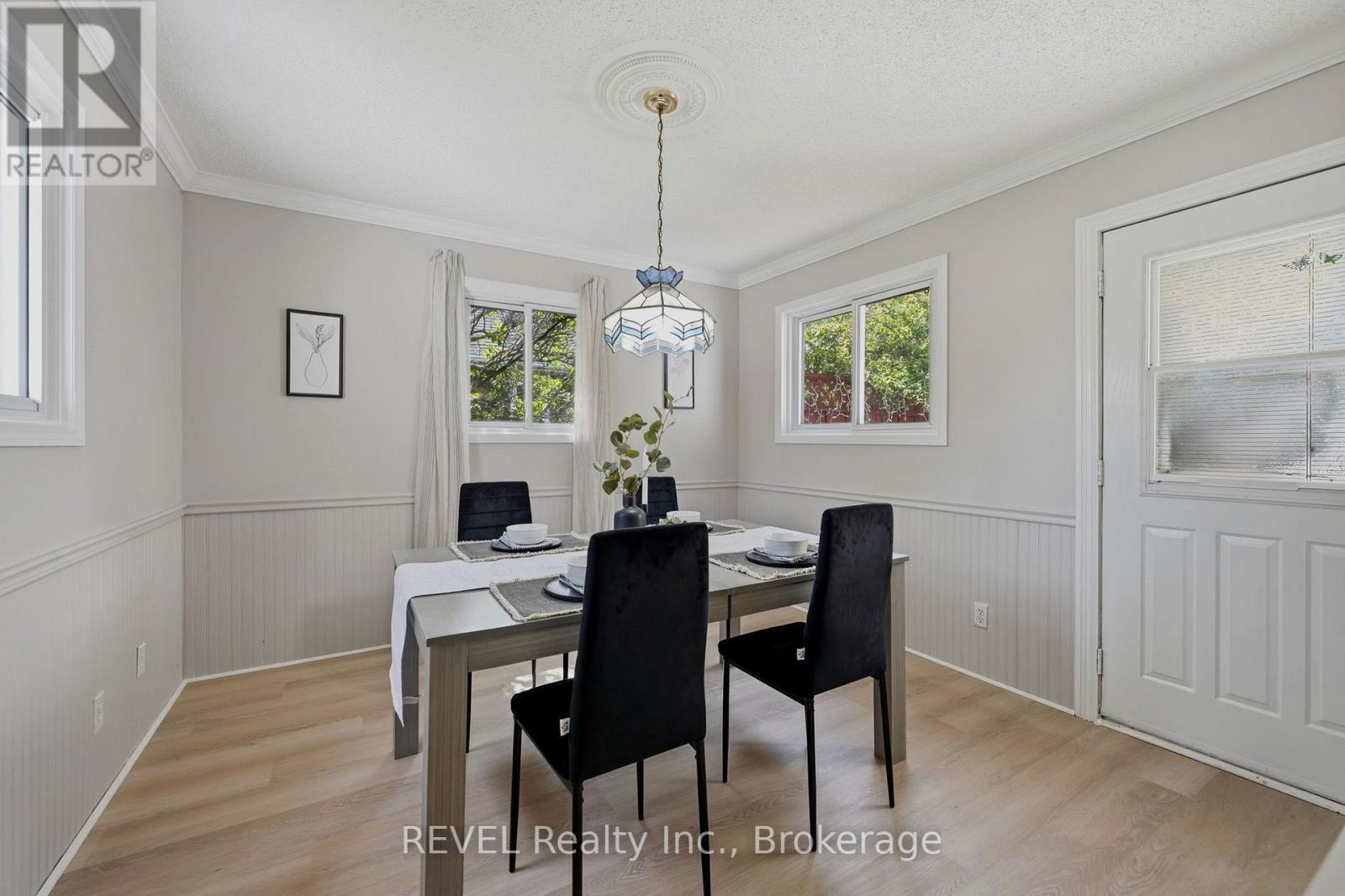 7962 Booth Street, Niagara Falls (Ascot), ON - Indoor Photo Showing Dining Room