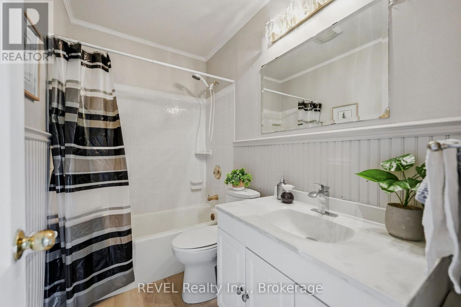 7962 Booth Street, Niagara Falls (Ascot), ON - Indoor Photo Showing Bathroom